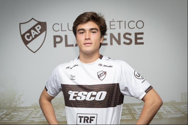 Juan Pablo Goicochea posa con la camiseta de Platense, su nuevo equipo | Foto: Damián Marcovechio / Club Atlético Platense