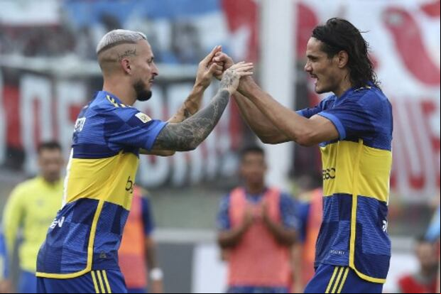 Boca Juniors' Uruguayan forward Edinson Cavani (R) leaves the field replaced by forward Dario Benedetto during the Argentine Professional Football League Cup quarter-final match between River Plate and Boca Juniors at the Mario Alberto Kempes Stadium in Cordoba, Argentina, on April 21, 2024. (Photo by ALEJANDRO PAGNI / AFP)