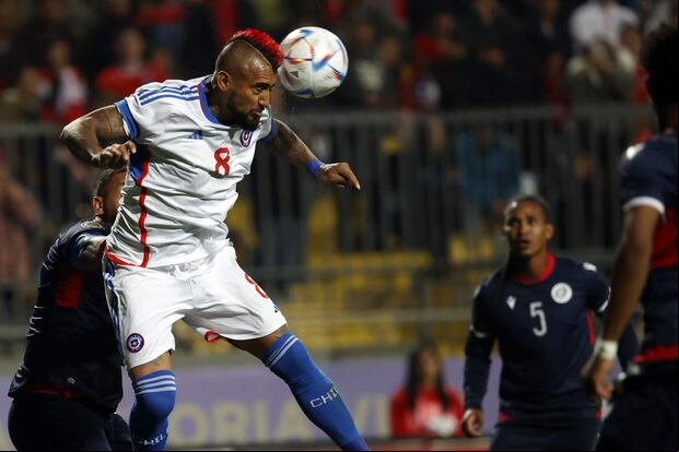 Si bien Chile venció cómodamente a República Dominicana, las críticas a la 'Roja' están por la falta de rivales de alto nivel, a puertas de las Eliminatorias. (Foto: EFE)