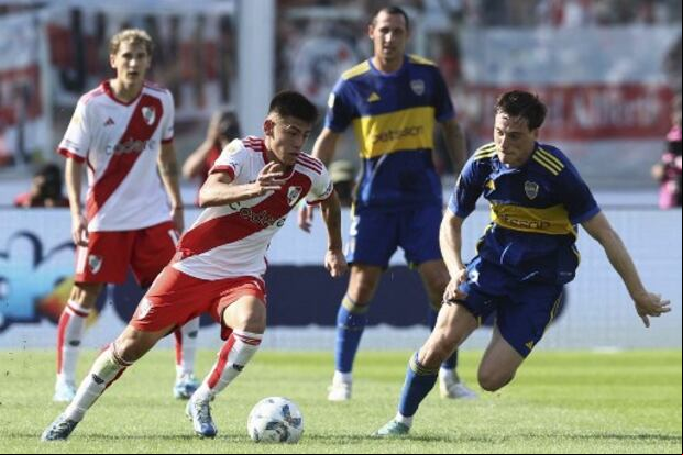 River Plate's forward Claudio Echeverri (L) and Boca Juniors' midfielder Jabes Saralegui fight for the ball during the Argentine Professional Football League Cup quarter-final match between River Plate and Boca Juniors at the Mario Alberto Kempes Stadium in Cordoba, Argentina, on April 21, 2024. (Photo by ALEJANDRO PAGNI / AFP)