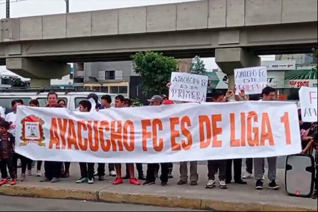 Hinchas de Ayacucho FC a las afueras de la Videna. (Foto: Difusión)