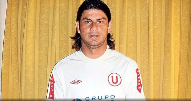 Walter Fretes posando con la camiseta de Universitario. (Difusión)
