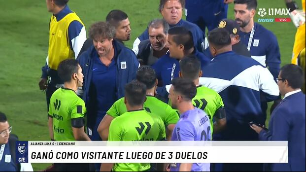 Franco Navarro bajó desde la tribuna para enfrentar cara a cara a Bruno Pérez, tras el pitazo final del Alianza Lima vs Cienciano.