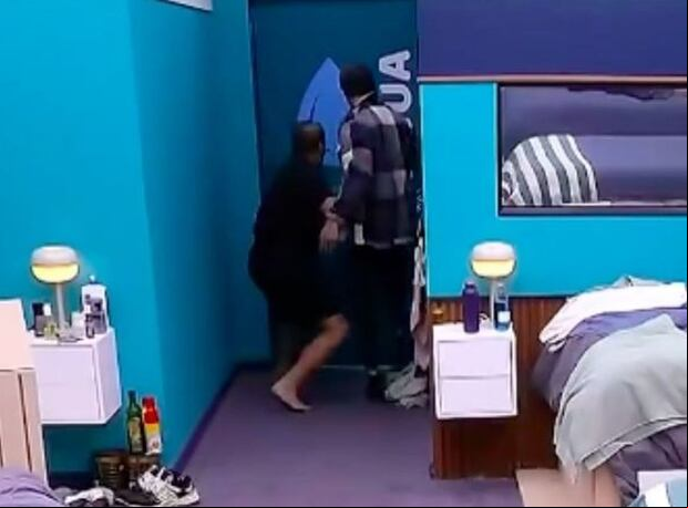Alfredo Adame saliendo e su cuarto descalzo para responderle nuevamente a Lupillo Rivera en "La casa de los famosos 4" (Foto: Telemundo)