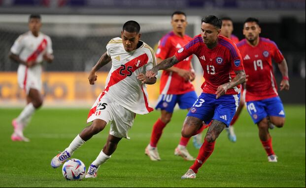 Joao Grimaldo mostró su juego en los últimos minutos del encuentro contra Chile. (Foto: AFP)