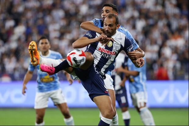 Ignácio da Silva tuvo un duelo aparte con Hernán Barcos. (Foto: Jesús Saucedo / GEC)