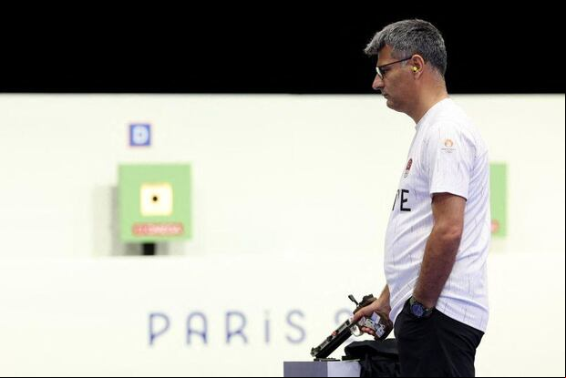 En un acto inusual, el tirador turco Yusuf Dikec logró la medalla de plata en pistola de aire sin utilizar ninguna ayuda especializada, como lo hacen los otros tiradores. "Soy un tirador nato", dijo.
