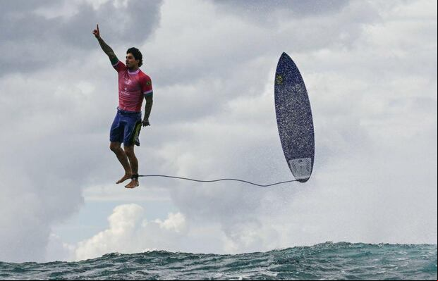 Otra imagen que le dio la vuelta al mundo: el surfista brasileño Gabriel Medina vuela por los aires en una de las pruebas de clasificación.