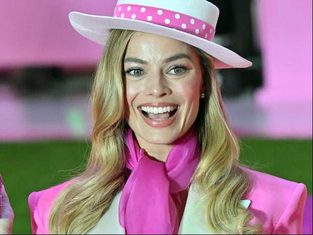 La actriz australiana Margot Robbie posa para una fotografía durante un evento de alfombra rosa para promocionar "Barbie" en Seúl el 2 de julio de 2023 (Foto: Jung Yeon-je / AFP)