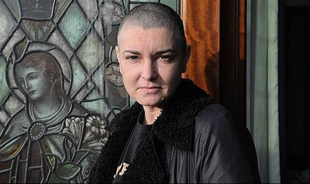 Entre flores y con música, los fans han despedido a Sinéad O’Connor en Bray (Irlanda) (Foto: AFP)