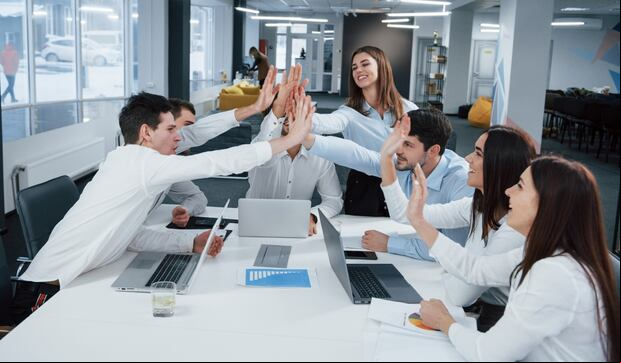 Trabajadores tendrían más tiempo para reponerse de su semana laboral (Foto: Freepik).