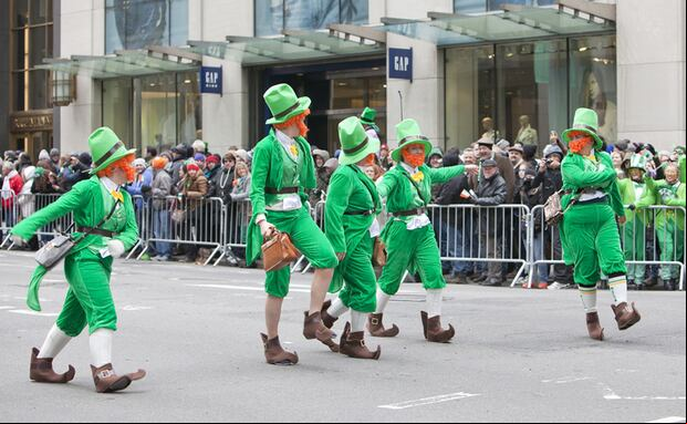 Varios países se han sumado a esta celebración, la cual conmemora al santo patrón de Irlanda. Las personas se visten de verde para disfrutar de la cerveza, comida y la música irlandesa. (Foto: Shutterstock)