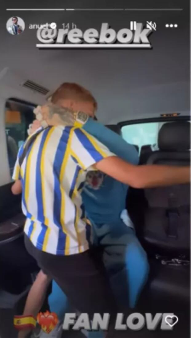 Anuel AA junto al niño que se subió a su camioneta (Foto: Anuel AA / Instagram)