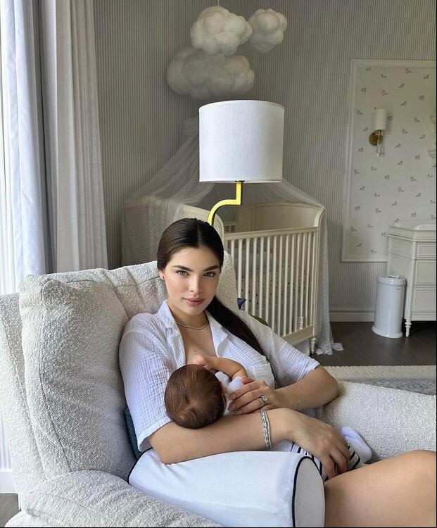 Nadia Ferreira junto a su bebé mientras le da de lactar (Foto: Nadia Ferreira / Instagram)