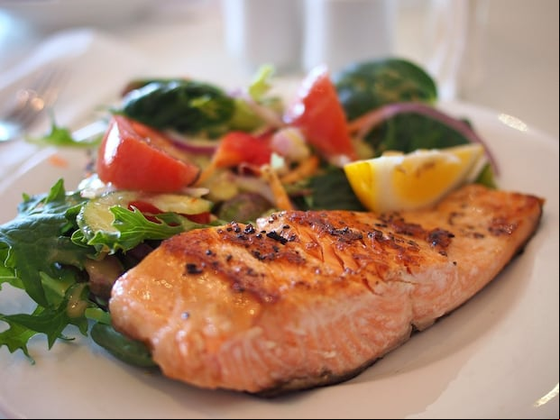 Esta imagen te muestra el ejemplo de un plato saludable. (Foto: cattalin / Pixabay)
