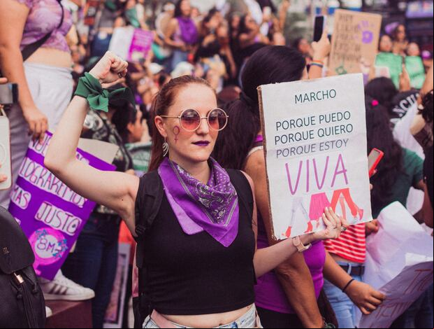 Si vas a una marcha del 8M o quieres expresar tu apoyo a la lucha feminista desde tu trabajo, aquí te dejo algunas ideas para llevar el color morado. (Foto: yorchllavadu / Pexels)