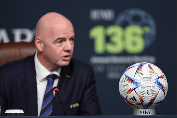 La IFAB discute estos días en Londres si ampliar el poder del VAR y utilizarlo para acciones como los córners, las faltas y las tarjetas amarillas.