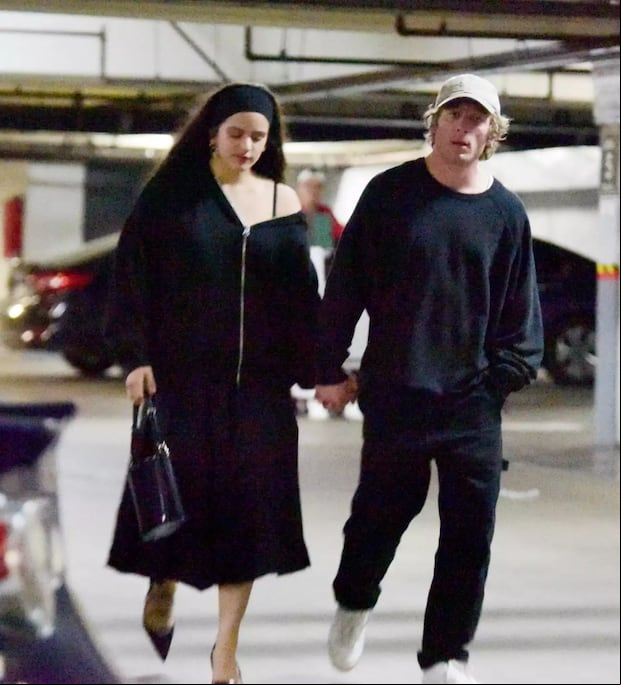 Rosalía y Jeremy Allen White de la mano sin temor al qué dirán (Foto: THEIMAGEDIRECT / People)