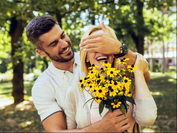 Un ramo de flores amarillas será un detalle especial para regalar a tu pareja este sábado 21 de septiembre, según la búsqueda de los s en Google. (Foto: récord)