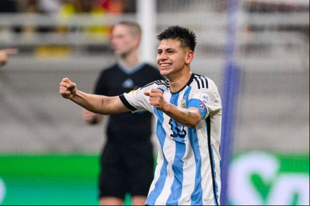 Claudio Echeverri tiene 17 años y juega en River Plate. (Foto: Getty Images)