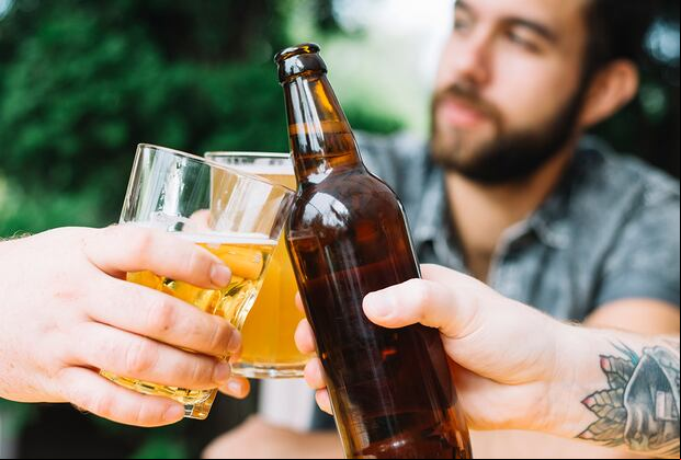 En verano se aconseja no beber bebidas alcohólicas. (Foto: Freepik)