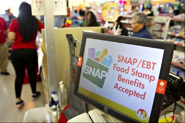 Los cupones de alimentos SNAP se pueden canjear en tiendas autorizadas en Estados Unidos (Foto: Paul J. Richards / AFP)