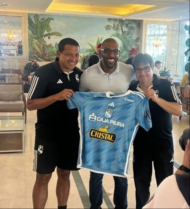 Sergio Junior visitó concentración de Sporting Cristal (Foto: @69klucian)