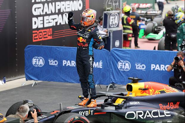 El tricampeón del mundo de Fórmula 1 Max Verstappen (Red Bull) celebra sobre su poderoso bólido.