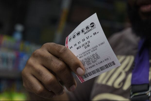 La probabilidad de ganar el premio mayor en el en el Powerball es de 1 en 292,2 millones. (Foto: Angela Weiss / AFP)
