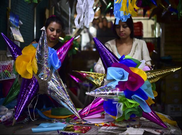 Las piñatas no pueden faltar en la celebración de las posadas de la maratón Guadalupe-Reyes (Foto: AFP)