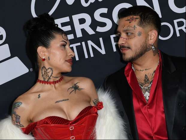 Christian Nodal y Cazzu se convirtieron en padres y llenaron de felicidad a sus seguidores. Aquí una imagen de ambos cuando fueron a la gala de Persona del Año de la Academia Latina de la Grabación 2022 en el Michelob Ultra Arena del Mandalay Bay en Las Vegas, Nevada, el 16 de noviembre de 2022 (Foto: Valerie Macon / AFP)