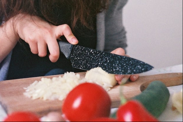 TRUCOS CASEROS | El cuchillo de cocina nunca debe quedar sucio de un día para otro. (Foto: Pexels)