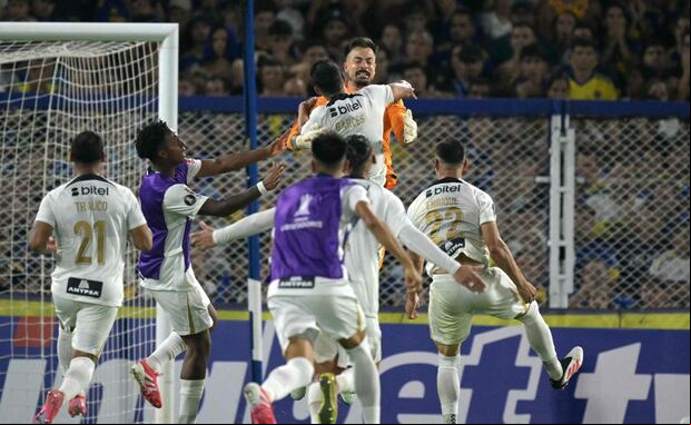 Viscarra atajó penal decisivo en partido frente a Boca Jrs. en La Bombonera. (Foto: Juan Mambromata / AFP)