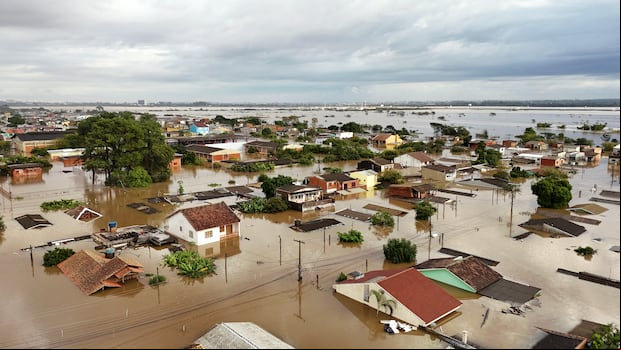 Vista aérea de calles inundadas en el barrio Sarandí en Porto Alegre, estado de Rio Grande do Sul, Brasil, el 5 de mayo de 2024. (Foto de Carlos Fabal/AFP).