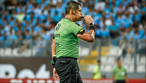 Michael Espinoza fue el árbitro principal del partido entre Sporting Cristal y Alianza Lima. (Foto: Conar)