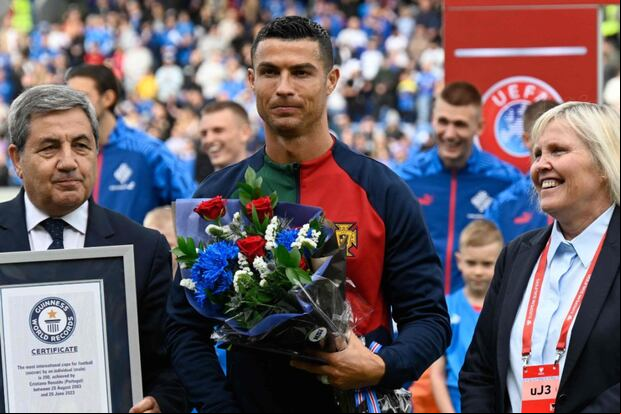 Cristiano recibió un certificado de Récord Guinness en Portugal vs. Islandia, por llegar a los 205 partidos con su selección. (Foto: Getty)