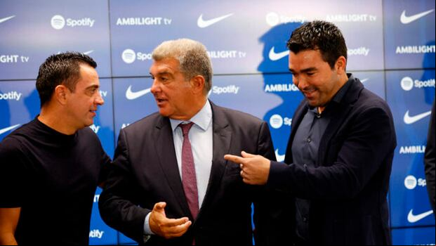 Xavi Hernández, Laporta y Deco mantienen una férrea atención en varios posibles fichajes. (Foto: Reuters)