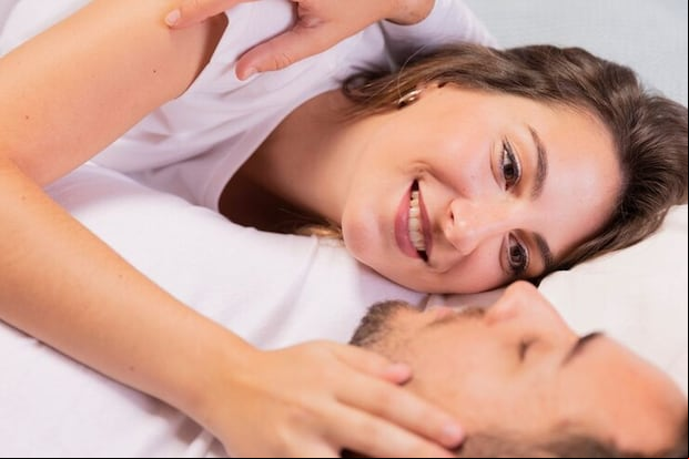 Soñar teniendo en la cama a tu lado a una persona que significó mucho en tu vida, te manda un gran mensaje(Foto: Freepik)