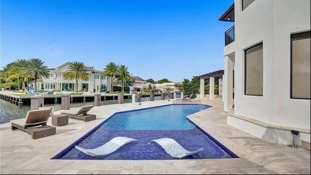 La piscina tiene vista al mar. Y cuenta con dos muelles (MLS Com Florida LLC)