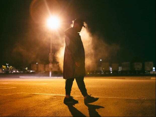 Esta imagen muestra a un hombre caminando por la calle de noche. (Foto: freepik)