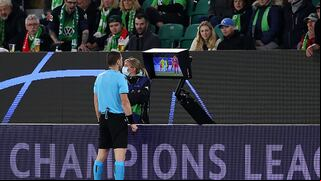 Un partido de Champions se queda sin árbitros VAR: detenidos por robar una señal de tránsito ebrios