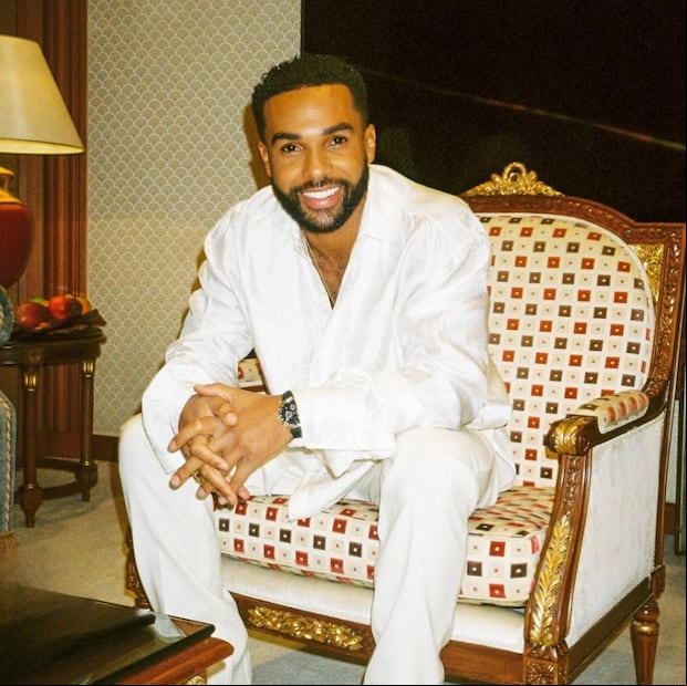 Lucien Laviscount utilizando un moderno traje completamente blanco (Foto: Lucien Laviscount / Instagram)