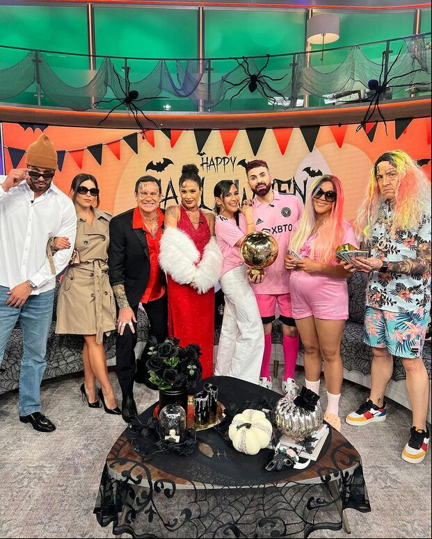 Todos los conductores de "Despierta América" se presentaron disfrazados (Foto: Raúl González / Instagram)