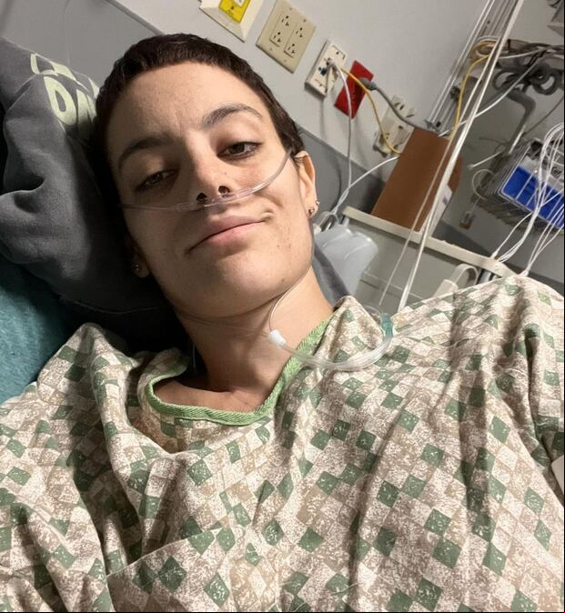 La joven madre en el hospital luchando contra el cáncer (Foto: Cat Janice / Instagram)