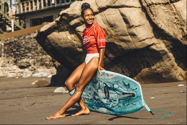 María Fernanda Reyes tiene 27 años y es deportista de Surf. (Foto: Difusión)