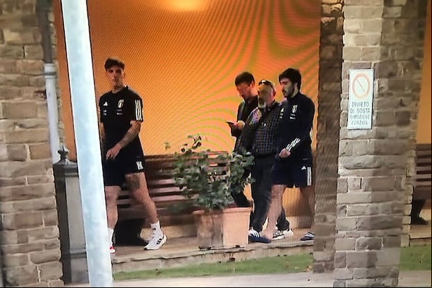 Sandro Tonali y Nicolò Zaniolo llevados por las autoridades italianas para ser investigados por apuestas ilegales.