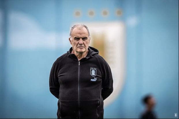 Marcelo Bielsa cuenta con experiencia en selecciones y clubes de fútbol. Posee una medalla olímpica de Atenas 2004. (Foto: @Uruguay)