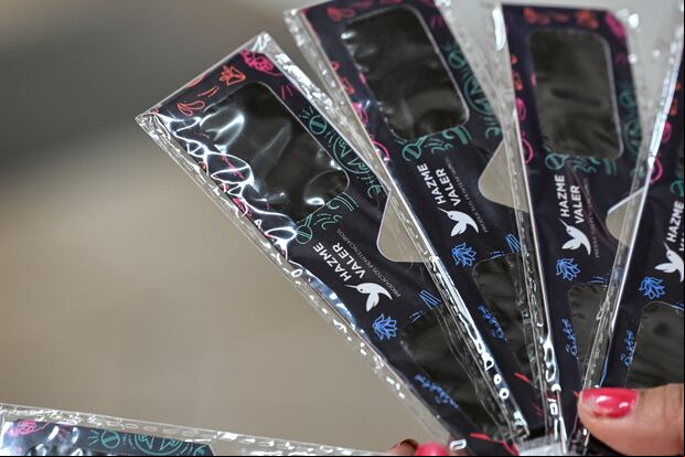 Lentes especiales para poder estar frente al eclipse solar total (Foto: AFP)