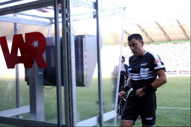 El duelo entre Universidad Católica y Colo Colo por la Copa Chile le dio vida al VAR en el país sureño. (Foto: Agencias)
