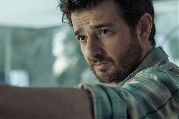 Santi junto a sus amigos Pedro, Luis y Raúl no quieren sentirse perdidos en una sociedad empoderada por mujeres (Foto: Netflix)